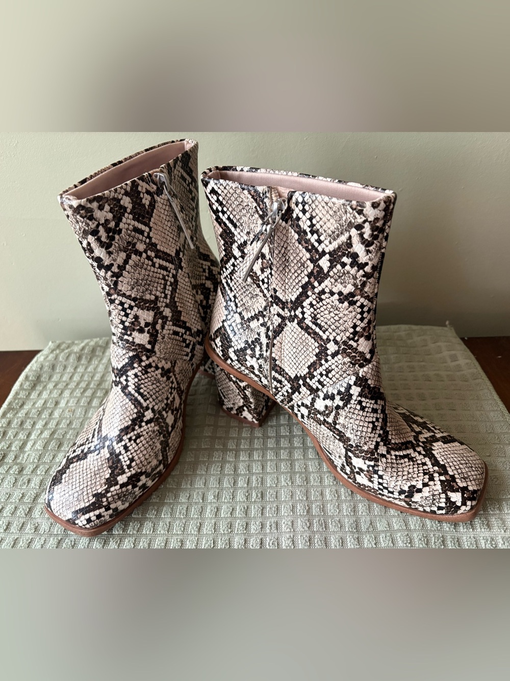 Time Tru Snake-Print Ankle Boots Beige Black brown Sz7 bold nightlife